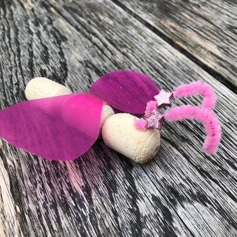 Bastelprojekt, Schmetterling aus Holz mit Rosa Flügeln